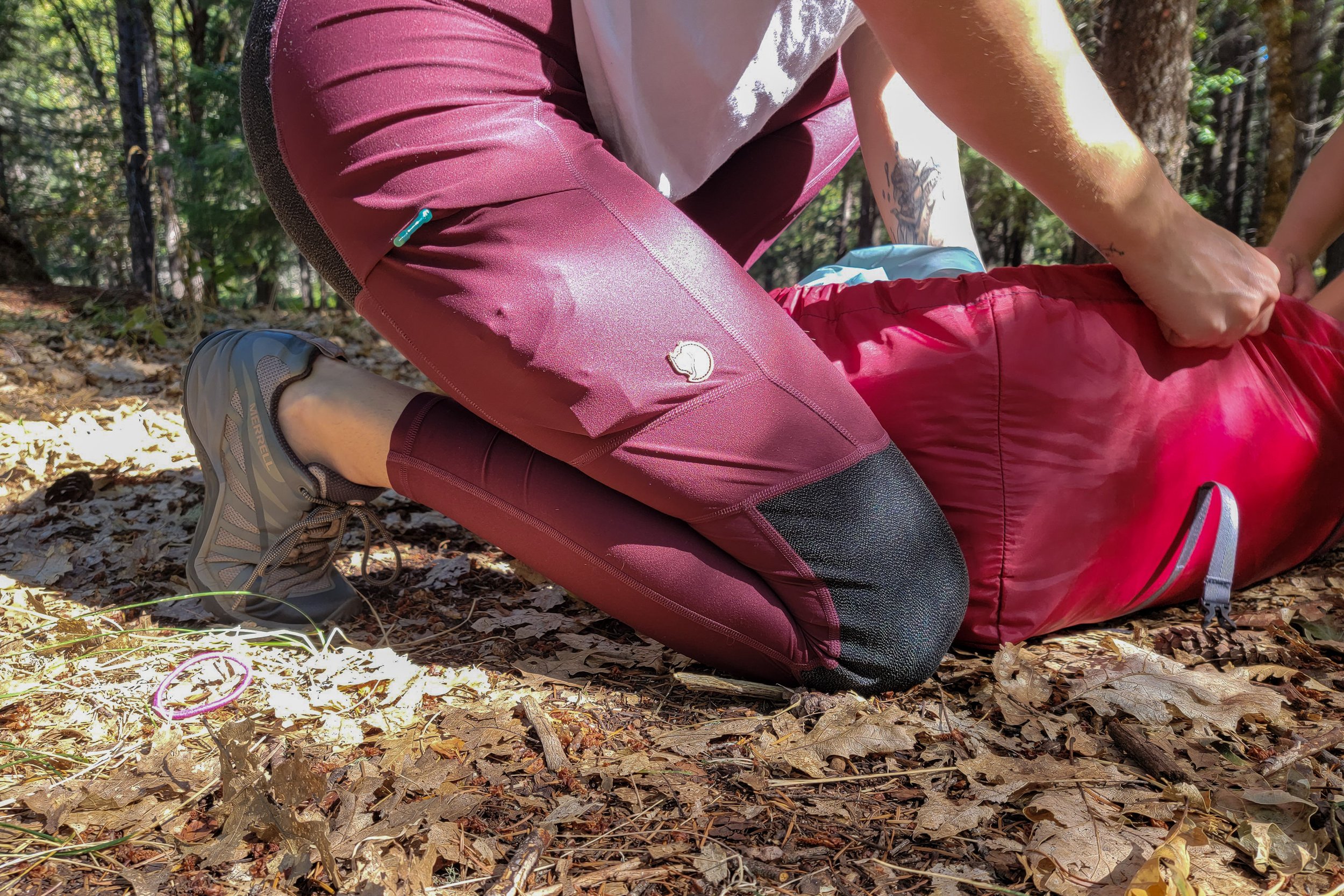 Closeup of a hiker kneeling in the Fjallraven Abisko Trekking Tights