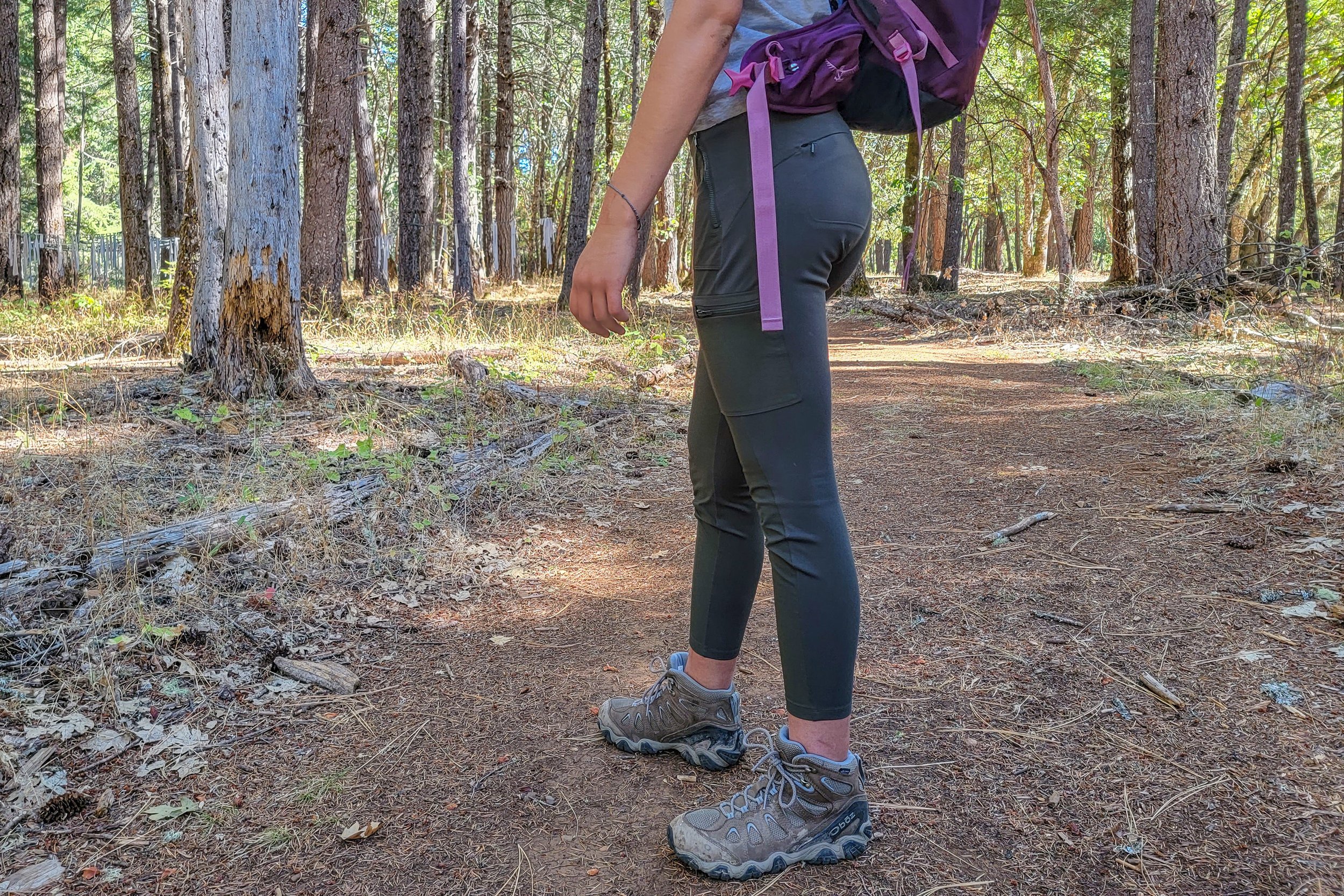 Closeup of the Athleta Headlands Hybrid Cargo II leggings