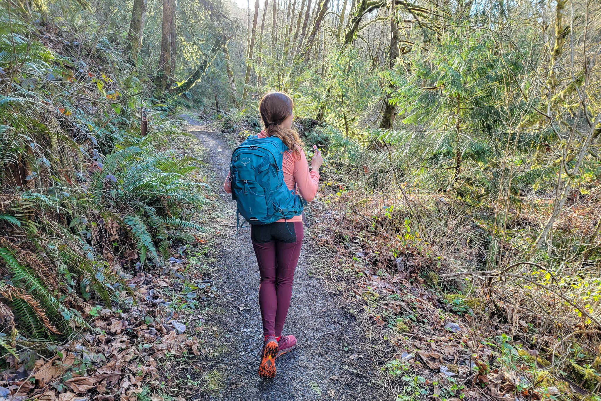 A day hiker using the Osprey Hydraulics hydration bladder