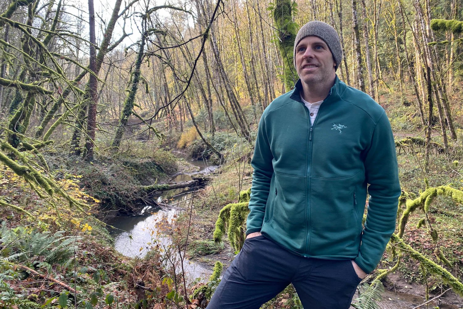 A hiker wearing the Arc’teryx Kyanite Fleece jacket