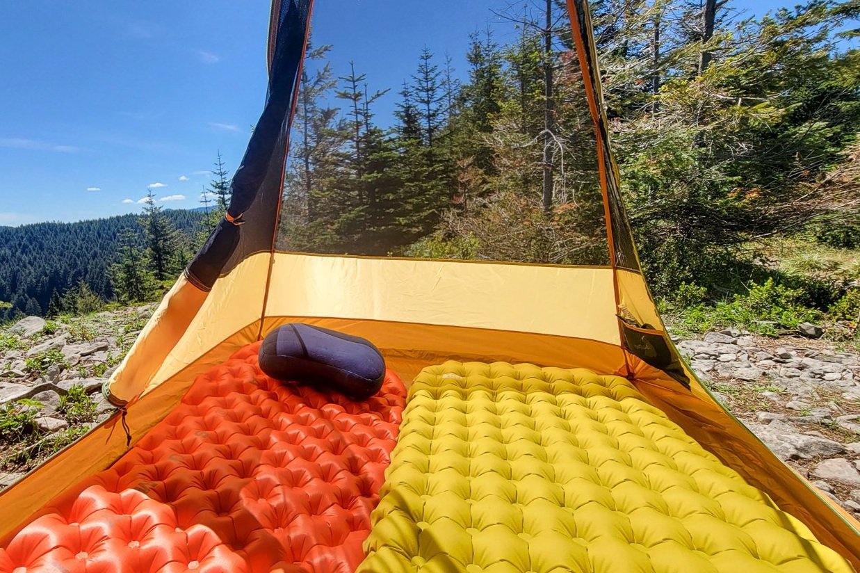 And interior view of the REI Trailmade 2 tent showing that there is a pocket on one side and not a pocket on the other